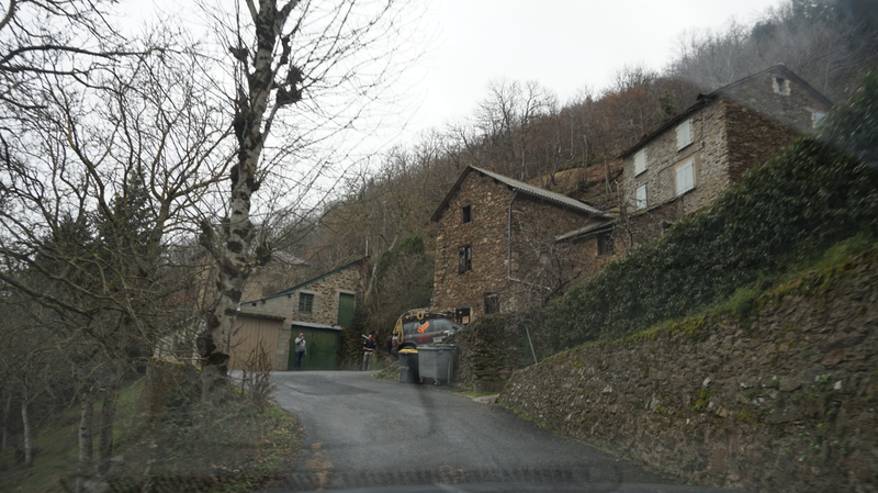 Kia Sportage in a hairpin turn inside the village of Coudols. 17:03